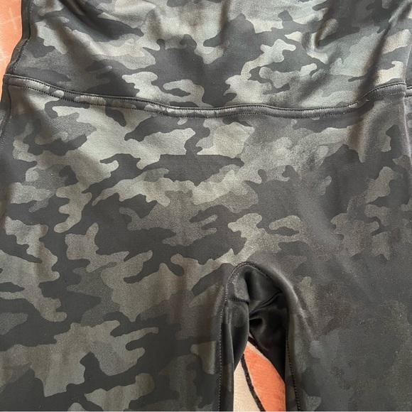 SPANX🖤Faux Leather Gloss Camo Leggings - High Waist Medium - Picture 6 of 9